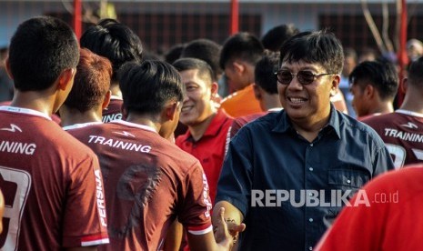 Direktur Utama Persija Jakarta Gede Widiade (kanan) menyapa para pemain Persija Jakarta saat menjalani latihan perdana jelang pertandingan musim 2019 di Lapangan Aldiron, Jakarta, Senin (7/1/2019).