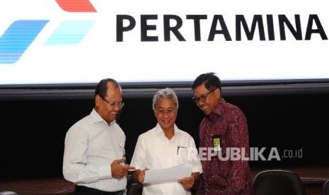 Direktur Utama Pertamina Dwi Sutjipto (tengah), berbincang dengan Dir Megaproyek pengolahan dan Petrokimia Rachnad Hardadi dan Dir SDM Informasi Teknologi dan Umum Dwi Wahyu daryoto (dari kiri) saat memaparkan kinerja Pertamina di Jakarta, Selasa (8\11)