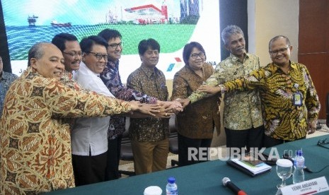 Direktur Utama Pertamina Elia Massa Manik (tengah) berfoto bersama jajaran direksi seusai Rapat Umum Pemegang Saham (RUPS) Pertamina di Gedung Utama Pertamina, Jakarta.