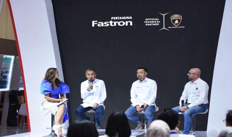  Direktur Utama Pertamina Lubricants Werry Prayogi, Direktur Pemasaran Regional Pertamina Patra Niaga (C&T), Mars Ega Legowo Putra dan Head of Motorsport Lamborghini, Giorgio Sanna berfoto bersama usai Press Conference Renewal Partnership antara Pertamina Lubricants dengan Lamborghini Squadra Corse di ICE BSD, pada Sabtu (12/8).