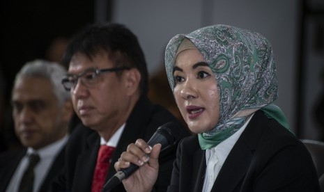 Direktur Utama Pertamina Nicke Widyawati (kanan)