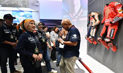 Direktur Utama Pertamina Nicke Widyawati (kedua kanan) bersama Direktur Keuangan Pertamina Emma Sri Martini melihat pakaian balap sebelum melakukan peresmian Pertamina MotoGP Experience Gallery saat acara Pertamina Grand Prix of Indonesia 2024 di Pertamina Mandalika International Circuit, Lombok Tengah, Nusa Tenggara Barat pada Sabtu (28/9/2024).