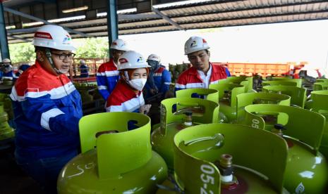 Direktur Utama Pertamina Nicke Widyawati melakukan sidak ke SPPBE di Pendungan Denpasar Bali untuk memonitor pasokan LPG Subsidi 3 Kg di wilayah Bali.