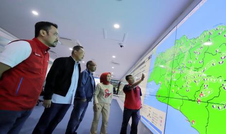 Direktur Utama Pertamina Nicke Widyawati memantau ketersediaan BBM dengan meninjau langsung Pertamina Integrated Enterprise Data and Command Center (PIEDCC).