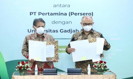 Direktur Utama Pertamina Nicke Widyawati menjelaskan, dukungan Pertamina kali ini terutama dalam riset pengembangan energi terbarukan berbahan mikroalga. Dukungan diwujudkan melalui kerja sama yang ditandatangani oleh subholding Refinery & Petrochemical Pertamina, yaitu PT Kilang Pertamina Internasional dengan UGM yang dilakukan di Jakarta, Jumat (4/12).