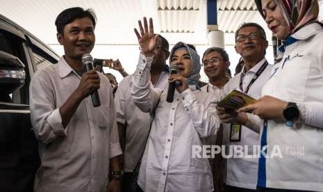 President Director of PT Pertamina Nicke Widyawati (center) greets customers at Kuningan Gas Station, Jakarta, Monday (Sept 3). Nicke as former director for strategic 1 procurement of state electricity company PT PLN fails to meet KPK summon due to her activities as the new president director of Pertamina.