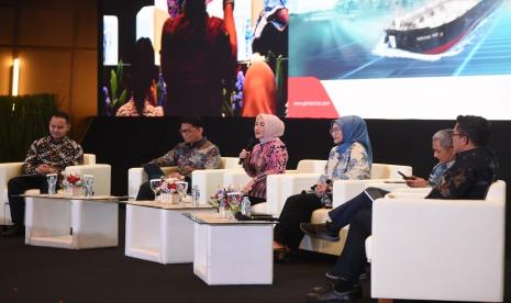 Direktur Utama Pertamina Nicke Widyawati (tengah) menyampaikan pemaparan mengenai pencapaian kinerja Pertamina pada saat acara Media Briefing Capaian Kinerja 2022 PT Pertamina Persero yang diselenggarakan di Gedung Grha Pertamina, Jakarta pada Selasa (6/6/2023).