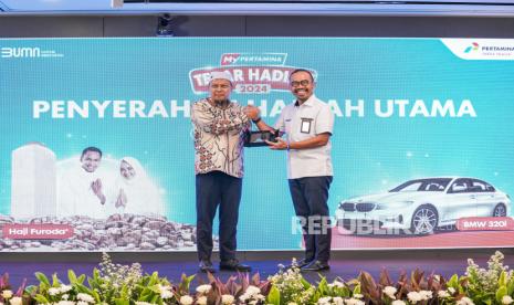 Direktur Utama Pertamina Patra Niaga Riva Siahaan memberikan simbolis pemberangkatan haji furoda bagi pelanggan