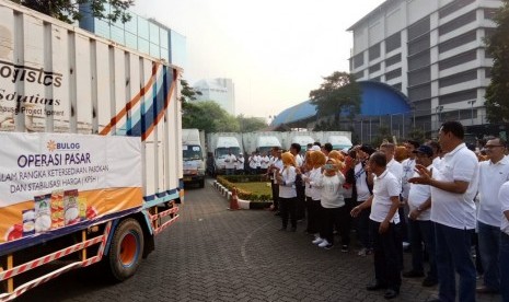 Direktur Utama Perum Bulog Budi Waseso bersama jajaran direksi meluncurkan kegiatan operasi pasar beras khusus di kawasan DKI Jakarta, Selasa (24/9). Operasi pasar digelar selama tiga hari. Pasokan beras yang disiapkan sebanyak 2.000 ton per hari.