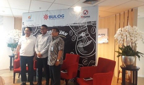 Direktur Utama Perum Bulog Budi Waseso (kiri) dan Agus Suharyono, Asisten Deputi Industri Agro dan Farmasi II Kementerian BUMN (kanan) dalam acara Ngopi BUMN di Synergy Lounge Kementerian BUMN, Jakarta Pusat, Jumat (1/11).