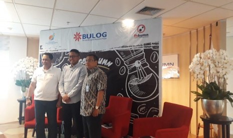 Direktur Utama Perum Bulog Budi Waseso (kiri) dan Agus Suharyono, Asisten Deputi Industri Agro dan Farmasi II Kementerian BUMN (kanan) dalam acara Ngopi BUMN di Synergy Lounge Kementerian BUMN, Jakarta Pusat, Jumat (1/11).