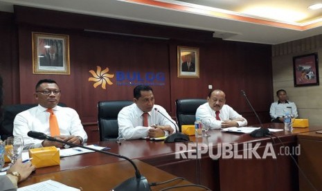 Direktur Utama Perum Bulog Budi Waseso (tengah) bersama direksi dalam media briefing di Gedung Bulog, Senin (14/5).