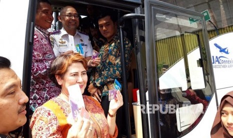 Direktur Utama Perum Damri Setia N Milatia Moemin (tengah) bersama Kepala BPTJ Bambang Prihantono (baju putih), Direktur Enterprise and Business Service PT Telkom Dian Rachmawan (batik merah bata) menunjukkan uang elektronik di Pool Damri Kemayoran, Jakarta pada Kamis (22/11).