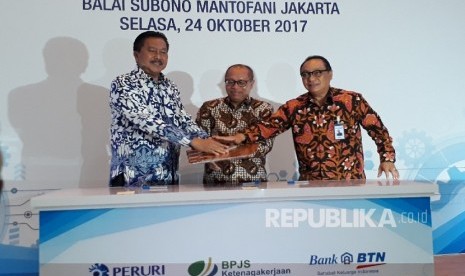 Direktur Utama Peruri Prasetio, Direktur Utama BPJS Ketenagakerjaan Agus Susanto dan Direktur Utama PT Bank Tabungan Negara (Persero) Tbk. Maryono (kiri-kanan) saling bertukar Nota Kesepahaman mengenai Kerjasama Fasilitas Kredit Kepemilikan Rumah Karyawan Peruri usai ditandatangani di Jakarta, Selasa (24/10).