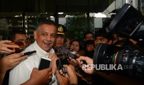 Direktur Utama Perusahaan Listrik Negara (PLN) Sofyan Basir (kiri)