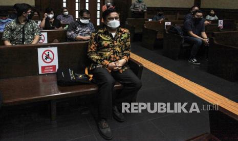 Eks direktur utama Perusahaan Umum Daerah (Perumda) Pembangunan Sarana Jaya Yoory C Pinontoan bersiap mengikuti sidang. Pada Kamis (24/2/2022), Yoory divonis bersalah dengan hukum 6 tahun penjara dan denda Rp 500 juta.