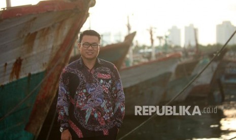 Direktur Utama Perusahaan Umum Perikanan Indonesia (Perindo) Risyanto Suanda berpose disela-sela saat wawancara di Pelabuhan Muara Baru, Penjaringan, Jakarta