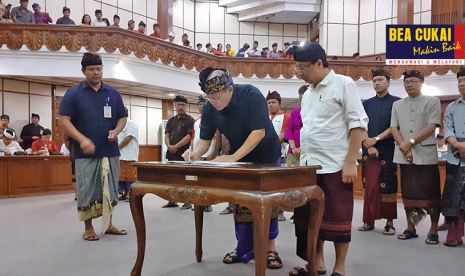 Direktur Utama Perusda Bali, Suryawan Dwimulyanto, pada kesempatan ini menandatangani kerjasama dengan PT Segar Nusantara Abadi yang diwakili Welly Soegiono.