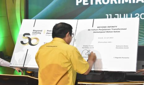 Direktur Utama Petrokimia Gresik, Dwi Satriyo Annurogo membubuhkan tandatangan dalam peluncuran buku Beyond Infinity, Senin (11/7/2022).