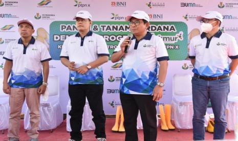 Direktur Utama Petrokimia Gresik, Dwi Satriyo Annurogo saat acara Panen dan Tanam Demonstration Plot (Demplot) Program Makmur di Kediri, Jumat (1/7/2022)