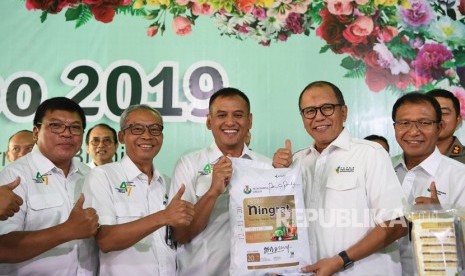 Direktur Utama Petrokimia Gresik Rahmad Pribadi (tengah). Petrokimia Gresik menargetkan diri menjadi perusahaan agroindustri berkelanjutan.