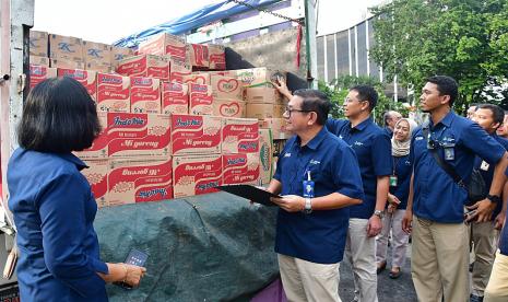 President Director of Gresik Petrochemicals and Chairman of the National Disaster Task Force of Jatim Region SOEs, Dwi Satriyo Annurogo channeled aid to Bawean Island.