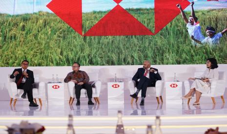 Direktur Utama PLN, Darmawan Prasodjo, Chief Investment Officer of Indonesia Investment Authority (INA), Stefanus Ade Hadiwidjaja, Managing Director, Head of Sustainability Asia Pacific-HSBC Commercial Banking, Sunnil Veetil dan Moderator Diskusi, Andhyta Firselly Utami (kiri ke kanan).