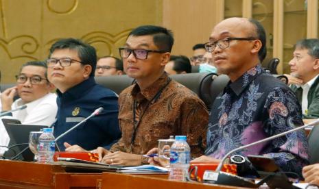 Direktur Utama PLN Darmawan Prasodjo (dua dari kanan) saat memaparkan upaya penurunan emisi yang dilakukan PLN dalam mencapai target _Net Zero Emissions_ tahun 2060 pada Rapat Dengar Pendapat dengan Komisi VII DPR RI, Rabu (15/11), di Jakarta. Turut hadir Direktur Jenderal Ketenagalistrikan Kementerian ESDM Jisman P Hutajulu (dua dari kiri), Direktur Jenderal Energi Baru Terbarukan dan Konservasi Energi Kementerian ESDM Yudo Dwinanda Priaadi (kiri) dan Direktur Transmisi dan Perencanaan Sistem PLN Evy Haryadi (kanan).