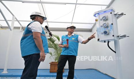 Direktur Utama PLN, Darmawan Prasodjo (kanan) didampingi General Manager PLN UID Jawa Barat, Agung Murdifi (kiri) melakukan peninjauan charging station di One Stop EV Charging Station di Surapati, Bandung, Jawa Barat, Rabu (25/12). Peninjauan ini dilakukan dalam rangka memastikan kesiapan infrastruktur charging EV di Indonesia pada momen Nataru 2025.