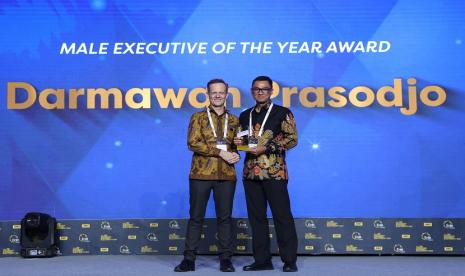 Direktur Utama PLN Darmawan Prasodjo (kanan) menerima penghargaan Male Executive of the Year dari CEO of Clarion Events Asia Richard Ireland (kiri) dalam ajang Power & Energy Awards 2023 yang digelar Enlit Asia pada Selasa (14/11) di Tangerang, Banten. Dalam kategori ini, Darmawan melampaui nominasi eksekutif dari perusahaan lainnya, yaitu Korea Southern Power (KOSPO) asal Korea Selatan dan HDF Energy asal Prancis.