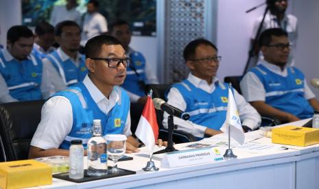 Direktur Utama PLN Darmawan Prasodjo (kiri) memimpin langsung Apel Siaga Kelistrikan Piala Dunia U17 bersama unit-unit PLN, sub holding dan anak perusahaan didampingi oleh Direktur Distribusi PLN Adi Priyanto (kedua dari kanan) dan Direktur Manajemen Pembangkitan PLN Adi Lumakso (kanan) di Kantor PLN, Jakarta, Senin (6/11/2023) secara daring melalui video conference.