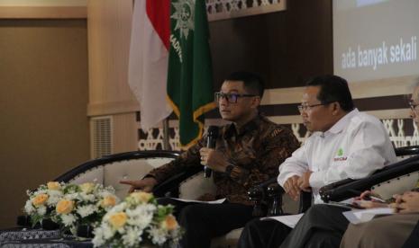 Direktur Utama PLN Darmawan Prasodjo (kiri) menjelaskan bahwa pihaknya menyiapkan strategi andal yang disebut Acceleration Renewable Energy Development (ARED) guna mempercepat transisi energi. Hal ini untuk mengatasi sejumlah tantangan, seperti ketidaksesuaian antara lokasi pembangkit listrik berbasis EBT dengan episentrum kebutuhan listrik.