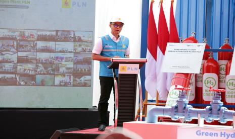 Direktur Utama PLN Darmawan Prasodjo saat melakukan telekonferensi dengan 21 unit GHP tersebar di seluruh Indonesia dari pembangkit listrik tenaga gas uap (PLTGU) Tanjung Priok, Jakarta, Senin (20/11). Dengan 21 GHP ini membuat PLN menjadi perusahaan yang memiliki GHP terbanyak di Asia Tenggara.