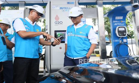 Direktur Utama PLN, Darmawan Prasodjo saat menjelaskan fitur Electric Vehicle Digital Services (EVDS) pada aplikasi PLN Mobile kepada Wakil Menteri BUMN sekaligus Komisaris PLN, Aminuddin Ma