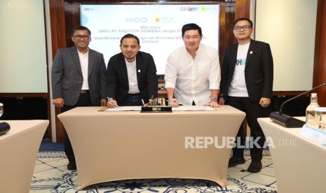 Direktur Utama PLN Icon Plus, Ari Rahmat Indra Cahyadi (kedua dari kiri) bersama Chief Executive Officer (CEO) Higo, Glennarta Hioe (kedua dari kanan) menandatangani Memorandum of Understanding Studi Bersama Pengembangan dan Monetisasi Wifi Advertising di Indonesia antara PT PLN (Persero) dengan PT Higo Fitur Indonesia dan disaksikan oleh Direktur Perencanaan Korporat dan Pengembangan Bisnis PLN, Hartanto Wibowo (kiri) dan Executive Vice President Bisnis, Korporat dan Investasi PLN, Abdan Hanif Satria (kanan). Higo merupakan salah satu dari 6 startup yang tergabung dalam program Connext Powered by PLN.