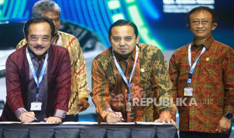 Direktur Utama PLN Icon Plus, Ari Rahmat Indra Cahyadi (tengah), bersama Direktur Utama Indomobil Group, Jusak Kertowidjojo (kiri) disaksikan oleh Direktur Distribusi PLN, Adi Priyanto (kanan) menandatangani Memorandum of Understanding terkait kolaborasi pengembangan ekosistem kendaraan listrik pada pameran ICON NEXT di gelaran Electricity Connect 2024, Rabu (20/11).