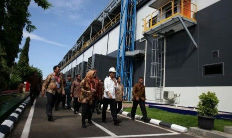 Direktur Utama PLN Sofyan Basir bersama sejumlah pejabat negara termasuk presiden Joko Widodo di Pembangkit Listrik Tenaga Diesel dan Gas (PLTDG) Pesanggaran Bali 