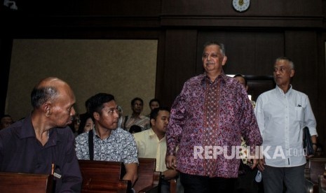 Direktur Utama PLN Sofyan Basir (kedua kanan) bersiap memberikan keterangan sebagai saksi dalam sidang kasus dugaan suap proyek PLTU Riau-1 dengan terdakwa Idrus Marham di Pengadilan Tipikor, Jakarta, Selasa (12/2/2019). 