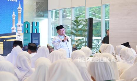 Direktur Utama PNM Arief Mulyadi memberikan sambutan dalam Pelepasan Reward Ibadah Umrah Keluarga Besar PT PNM 2024 pada Sabtu (7/12/2024) di Menara PNM.