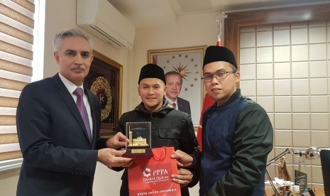 Direktur Utama PPPA Daarul Qur'an Anwar Sani (tengah) dan Direktur Eksekutif Tarmizi (kanan) bersama Regional Director OSB Kayseri Ali Yaprak. 