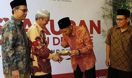 Direktur Utama PPPA Daarul Quran Muhammad Anwar Sani (kedua dari kanan)  menyerahkan tumpeng kepada  pengurus Yayasan Daarul Quran Nusantara KH Ahmad Kosasih.