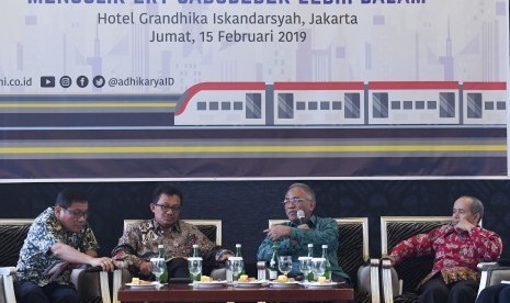 Direktur Utama PT Adhi Karya Budi Harto (kedua kanan) bersama Direktur Operasional II PT Adhi Karya Pundjung Setya Brata (kedua kiri), Kepala Daop 1 PT KAI John Roberto Siahaan (kiri) dan Ketua Bidang Advokasi Masyarakat Transportasi Indonesia Darmaningtyas (kanan) menjadi pembicara dalam diskusi terkait LRT Jabodebek di Jakarta, Jumat (15/2/2019). 