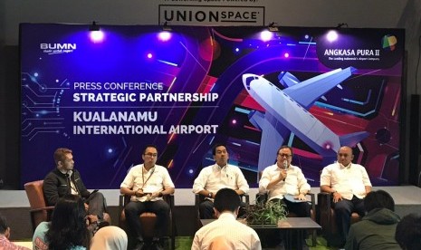 Direktur Utama PT Angkasa Pura (AP) II (Persero) Muhammad Awaluddin melakukan konferensi pers terkait rencana kerja sama pengelolaan dan pengembangan Bandara Internasional Kualanamu di Terminal 3 Bandara Soekarno-Hatta, Senin (10/2).