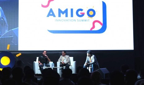 Direktur Utama PT Angkasa Pura II Muhammad Awaluddin (paling kiri), Direktur Teknologi Informasi dan Digital PT Pegadaian Teguh Wahyono (tengah), dan SM Amoeba Management Telkom Fauzan Feisal saat sesi talkshow Telkom Innovator Alumni di acara AMIGO Innovation Summit 2019 di Jakarta, Selasa 19/3.  