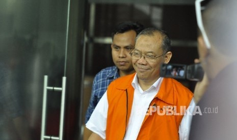 Direktur Utama PT Aquamarine Divindo Inspection nonaktif Yunus Nafik berjalan seusai pemeriksaan di Gedung KPK, Jakarta, Selasa (26/9).