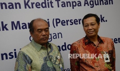 Direktur Utama PT Askrindo Budi Tjahjono (kiri), dan Direktur Retail Banking Bank Mandiri Tardi seusai melakukan penandatanganan perjanjian kerjasama penjaminan di Plaza Mandiri Jakarta, Senin (13/3).