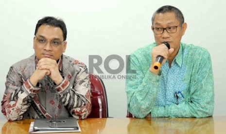 Direktur utama PT Askrindo Syariah, Pribadi (kanani) didampingi Direktur PT Al Ijarah Finance (Alif), Iman Pribadi (kiri) memberikan paparannya usai penandatanganan perjanjian kerjasama di Kantor PT Askrindo Syariah, Jakarta, Selasa (18/8).