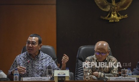 Direktur Utama PT Asuransi Jiwasraya Hexana Tri Sasongko (kanan) bersama Staf Khusus Menteri Badan Usaha Milik Negara (BUMN) Arya Sinulingga (kiri) menjadi pembicara pada acara diksusi Penyelesaian Gagal Bayar Jiwasraya di komplek Parlemen, Jakarta, Rabu (15/1/2020).