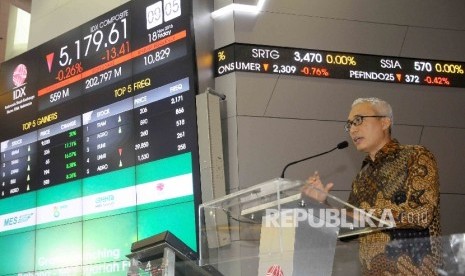 Direktur Utama PT Bahana TCW Investment Management Edward Lubis menyampaikan sambutannya seusai membuka perdagangan saham di Gedung BEI, Jakarta, Jumat (18/11). 