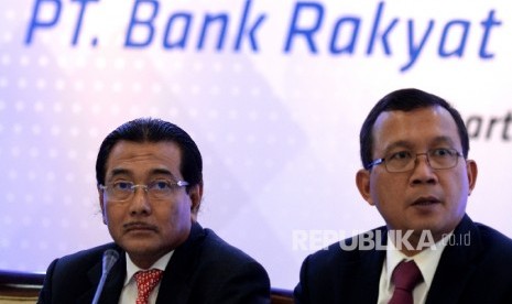  Direktur Utama PT Bank BRI Suprajarto (kiri) memimpin Rapat Umum Pemegang Saham Luar Biasa Bank BRI di Jakarta, Rabu (18/10). 